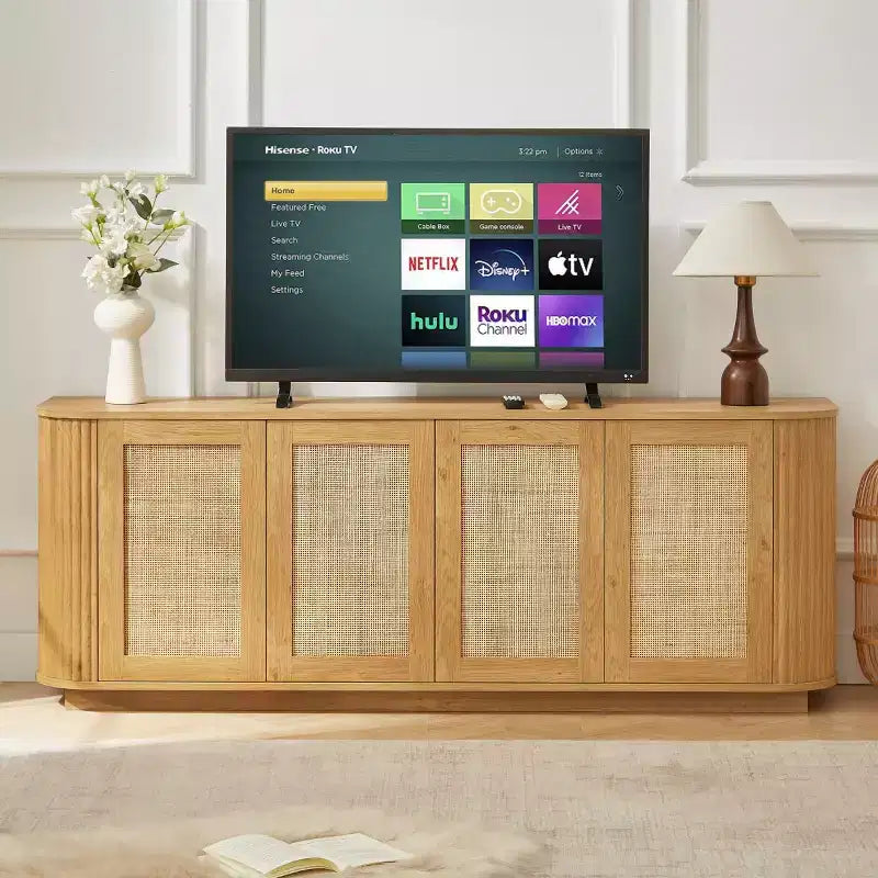 Meuble TV Japandi 64 po en rotin, console média avec coins arrondis cannelés et 4 portes en cannage